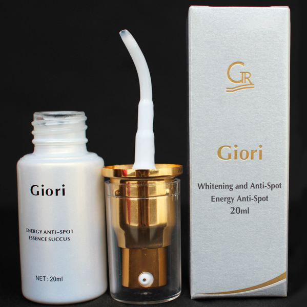 Bộ kem trị mụn cám, mụn đầu đen, vết thâm, sẹo mụn Giori là sự kết hợp kem trị mụn Giori và Serum Giori để điều trị tận gốc mụn cám, mụn đầu đen và các vết thâm mụn